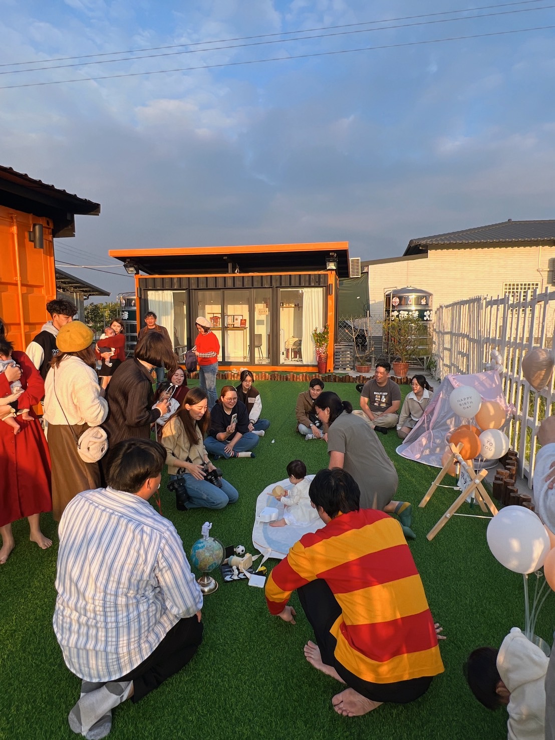 戶外慶生團體合影