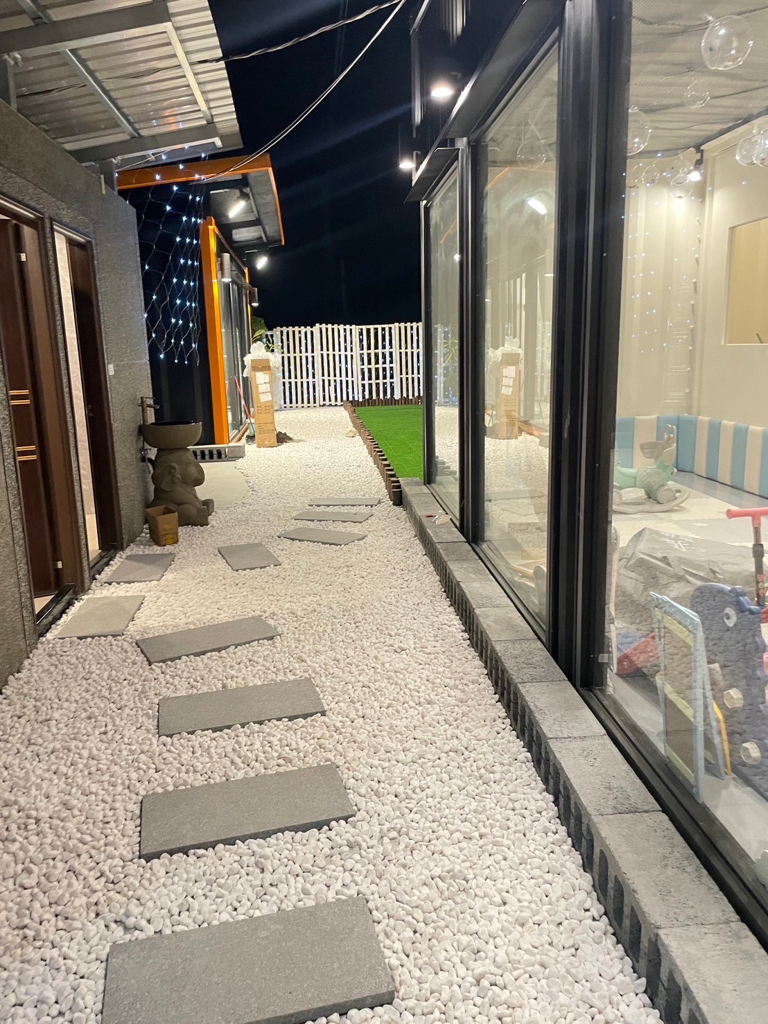 室外通道與玻璃窗看見遊戲區