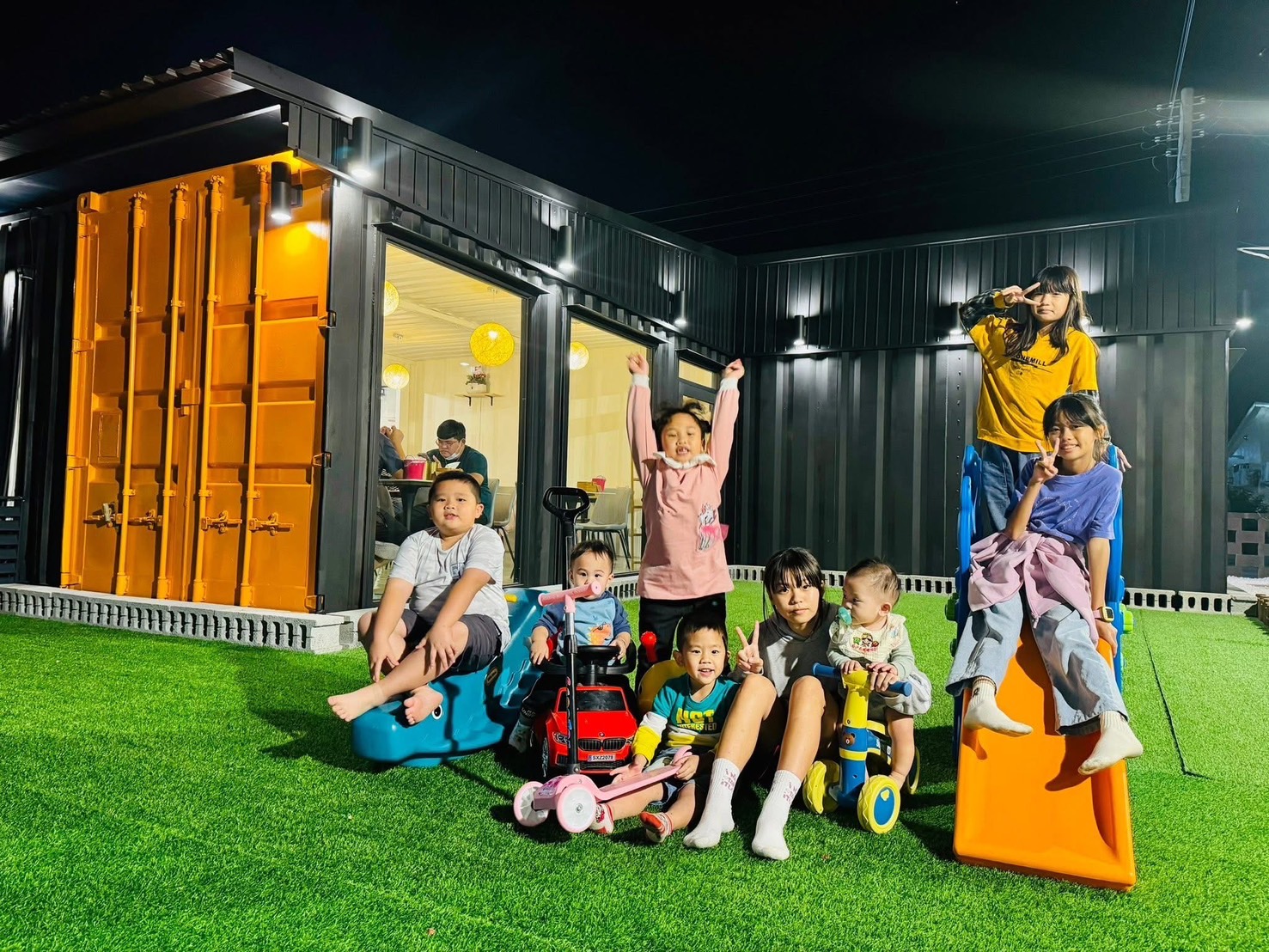 戶外遊戲區晚間孩童合影
