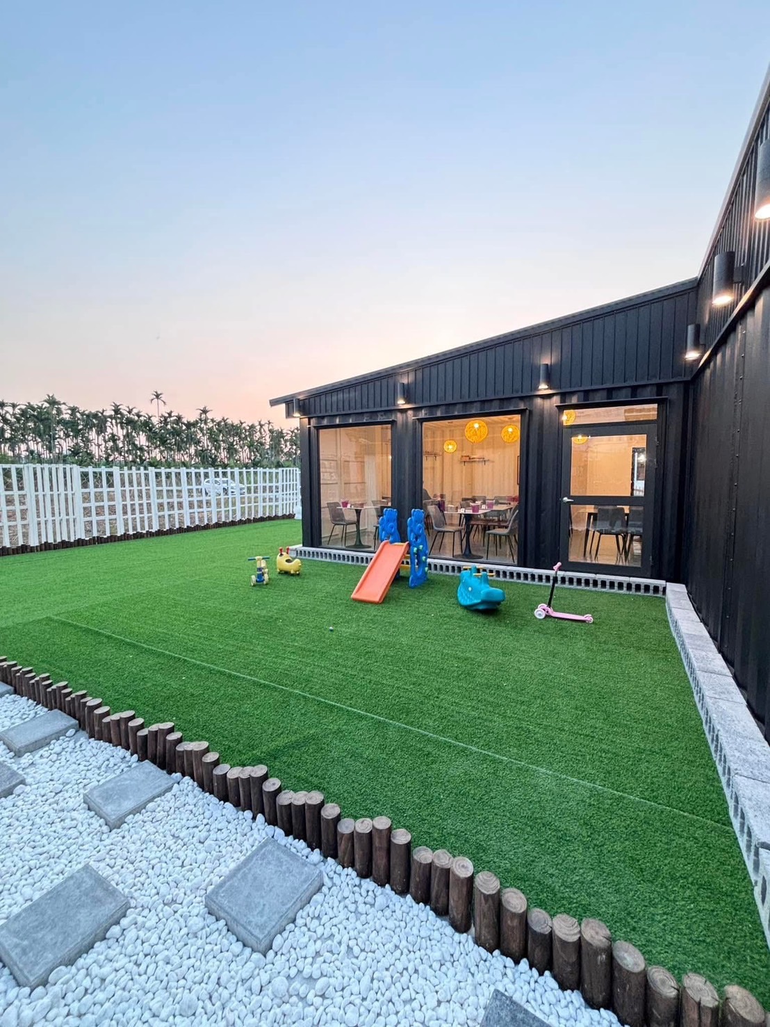 戶外遊戲區黃昏